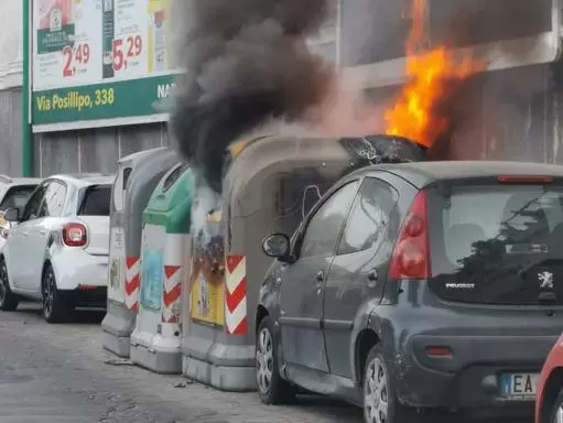 rifiuti-fiamme-posillipo-nube-nera-collina-simbolo-napoli