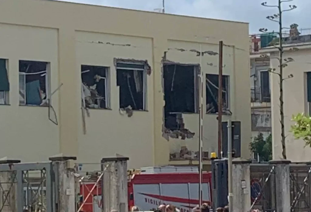esplosione-commissariato-castellammare-stabia-bombe-carta-perche