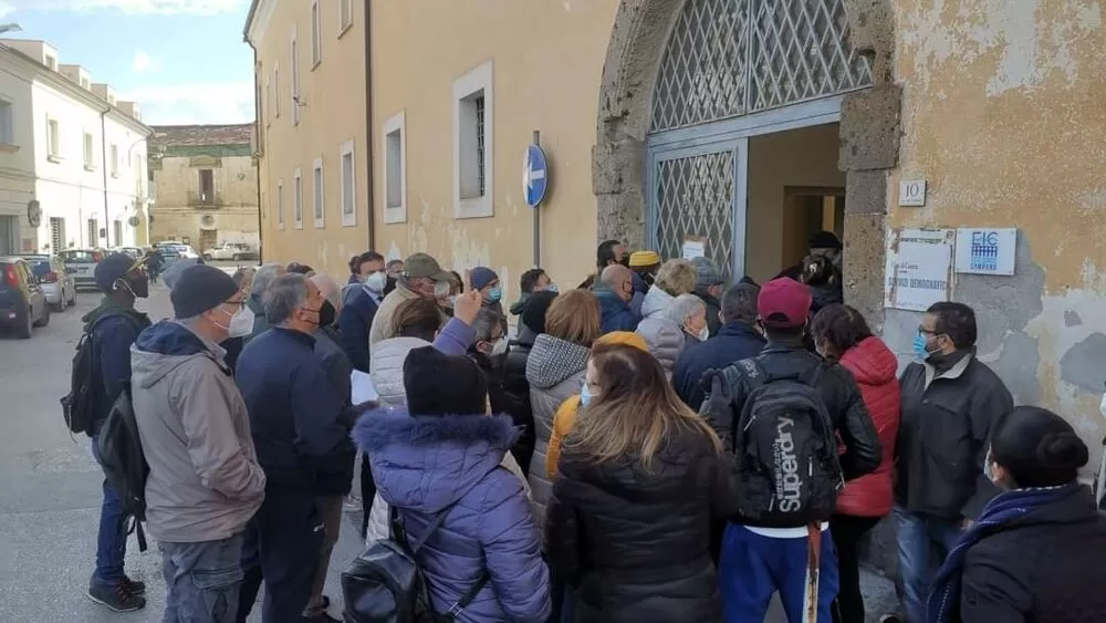 caos-ufficio-anagrafe-caserta-lite-utente-guardia-giurata