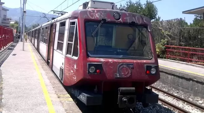 incendio-linea-ferroviaria-fermi-treni-circumvesuviana