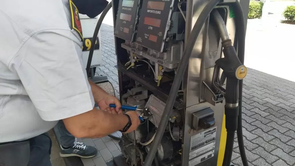 gasolio contrabbando distributore sequetrato