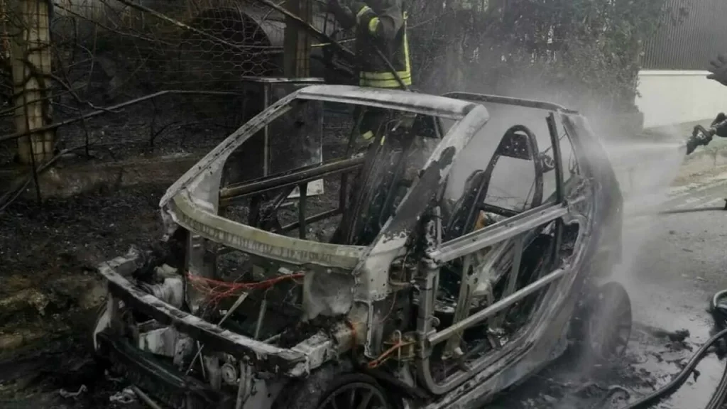 avellino-auto-fuoco-intervengono-vigili-fuoco