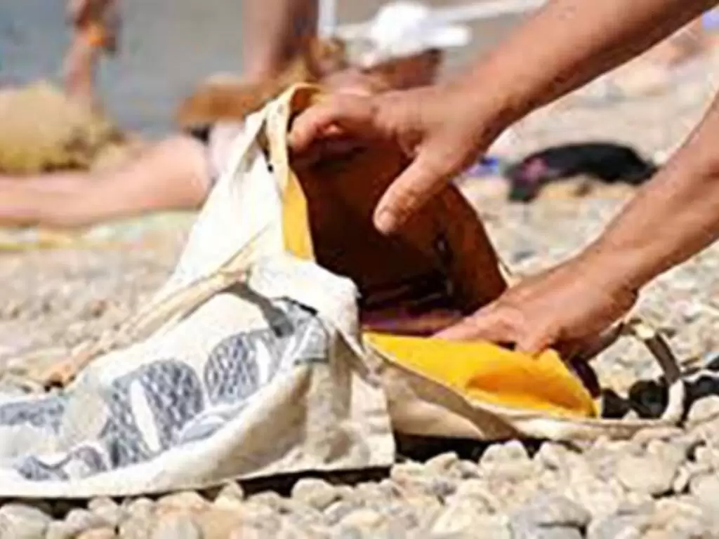 napoli-derubano-bagnante-mare-arrestati-due-ladri