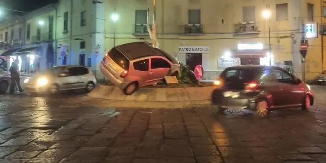 incidente-santa-maria-capua-vetere-auto-rotonda