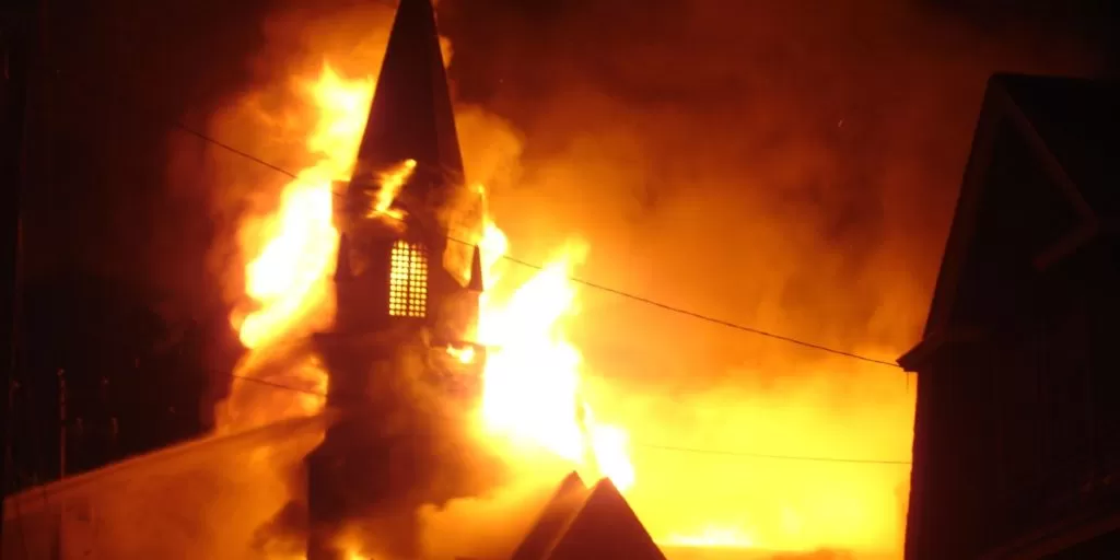 incendio-chiesa-capodrise-portone-cosa-successo