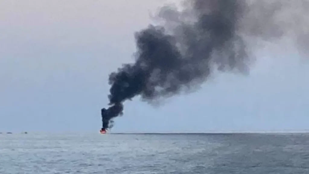 barca-fiamme-largo-agnone-oggi