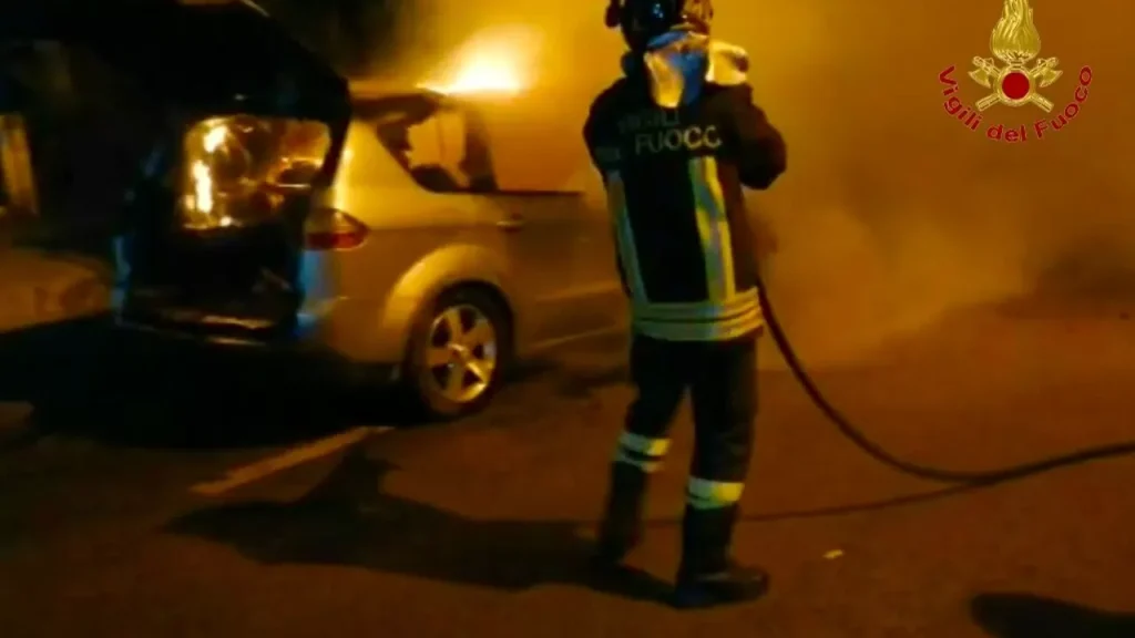 auto prende fuoco