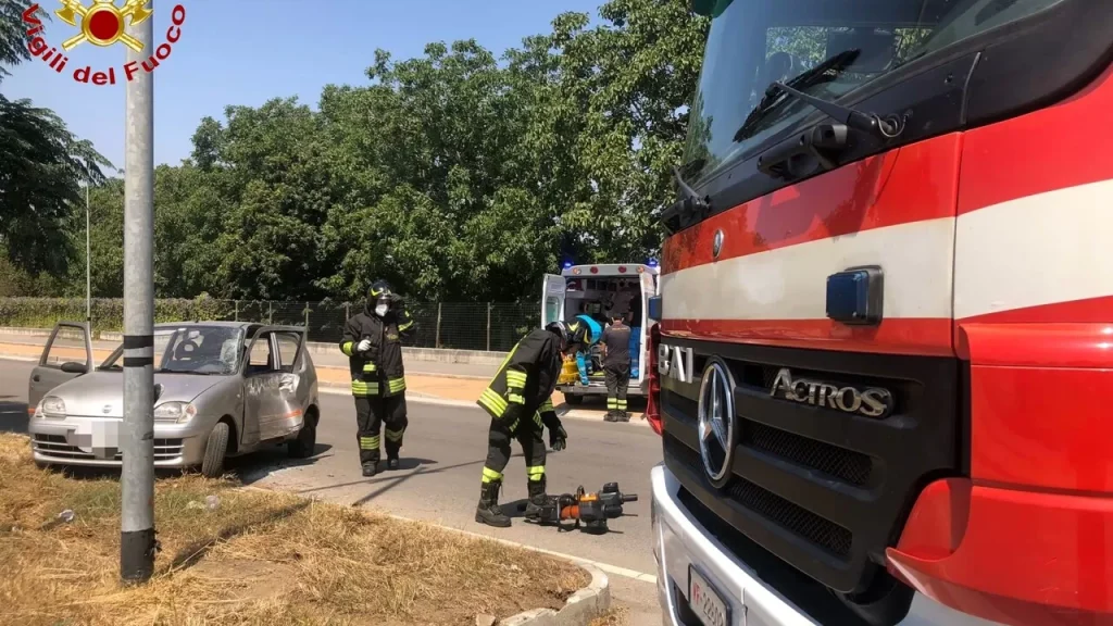 incidente-caserta-perde-controllo-auto-schianta-albero