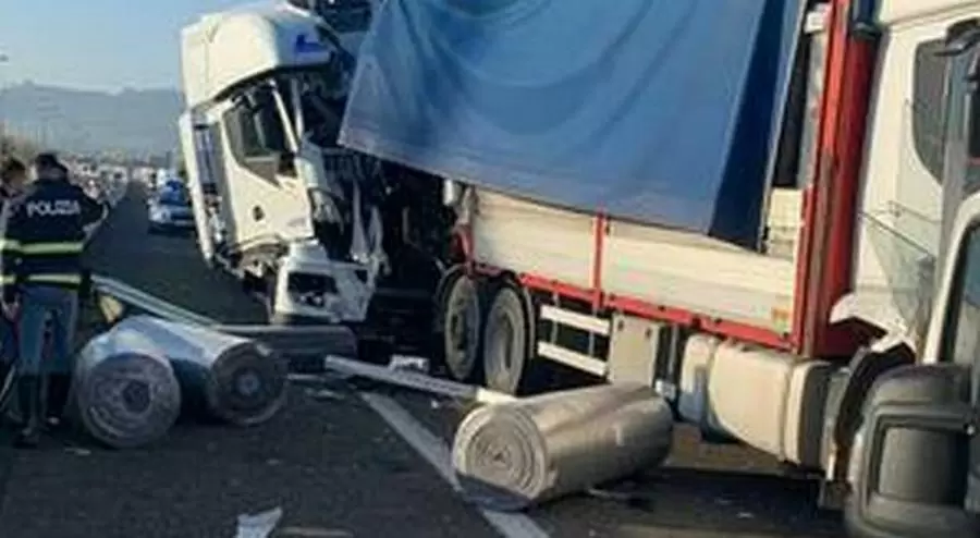 tir-contro-auto-a1-feriti-chiuso-tratto-cassino-caianello-verso-napoli