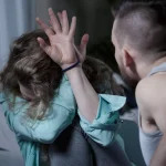 evade domiciiari aggredire compagna