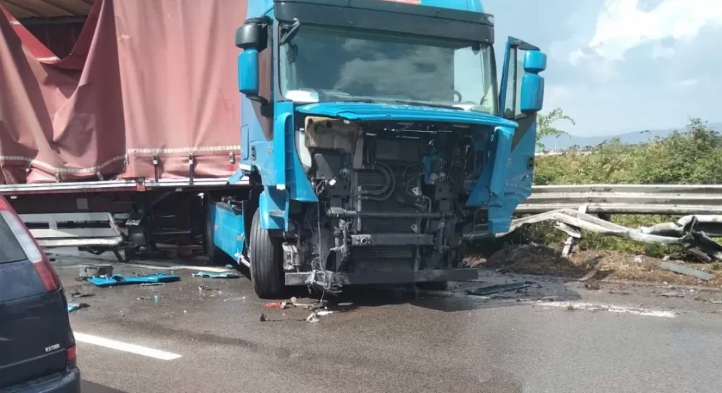 camion-sfonda-guardrail-incidente-nola-villa-literno