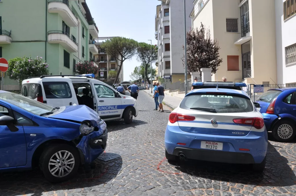 benevento-incidente-auto-polizia-cosa-successo