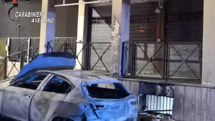 solofra-auto-distrutta-fiamme-notte-indagini-13-agosto