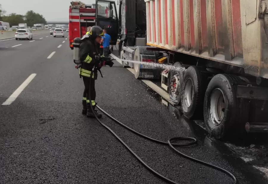 a1-tir-fiamme-vigili-fuoco-lavoro