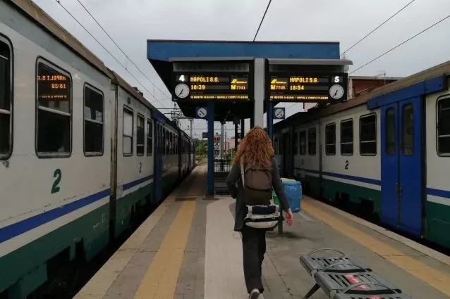 senza biglietto picchiano capotreno scappano