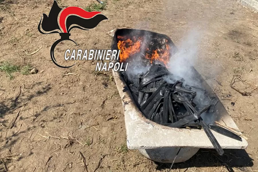plastica-bruciata-vasca-bagno-incendio-qualiano-arresto