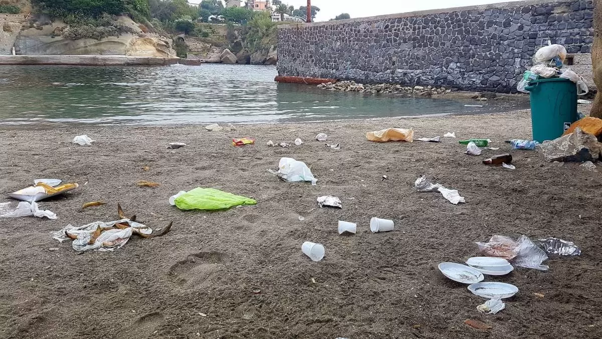 gaiola-violata-rifiuti-liquami-mare