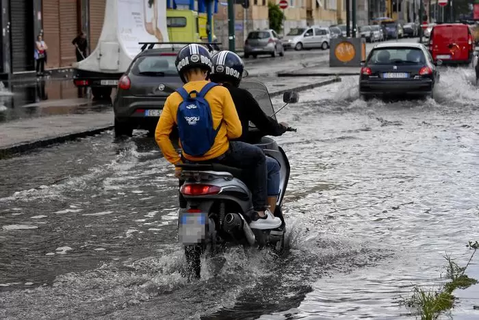maltempo-napoli-tombini-auto-bloccate