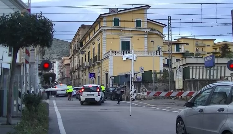 Maddaloni auto bloccata sbarre 22 ottobre