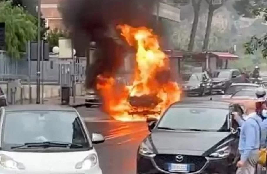 incendio-napoli-auto-vomero-cosa-successo