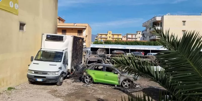 incendio-castellammare-auto-camion-concessionaria