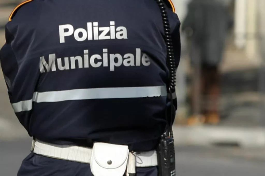 napoli-carrozzeria-abusiva-sequestro-municipale