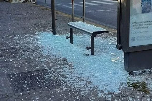 napoli-ragazzini-distruggo-fermata-bus-minacciano-donna