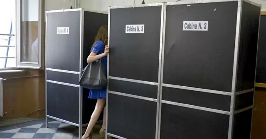 foto-cabina-elettorale-villa-briano-cosa-successo