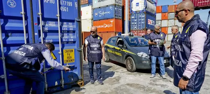 napoli-sequestro-biciclette-contraffatte-porto-cina