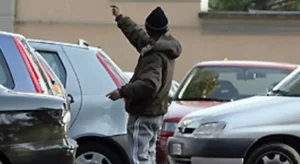 salerno denunciato parcheggiatore abusivo