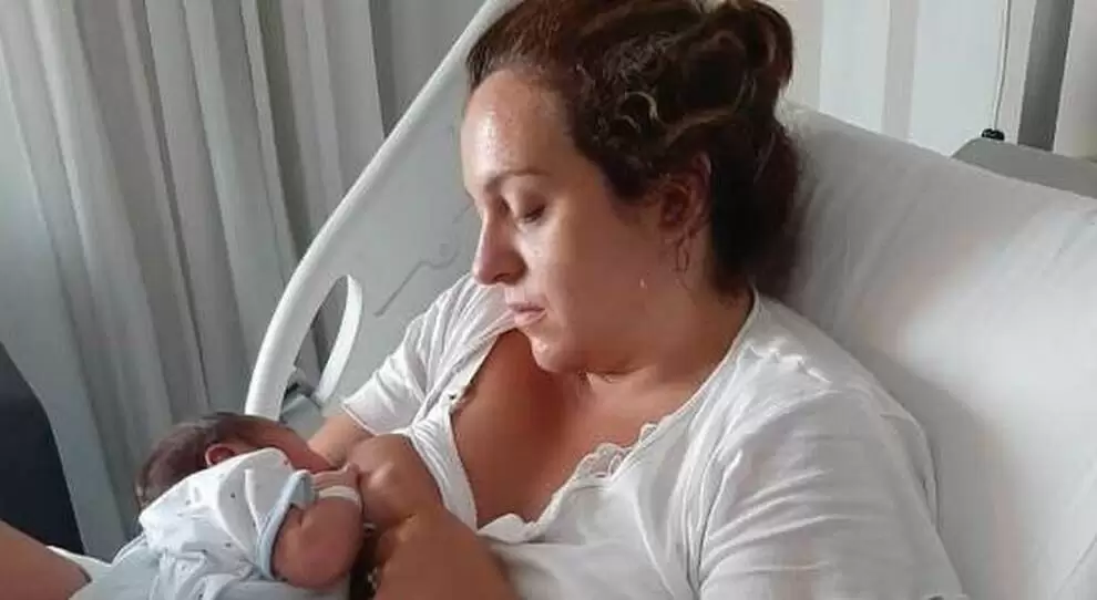 mamma partorisce casa Napoli 14 novembre