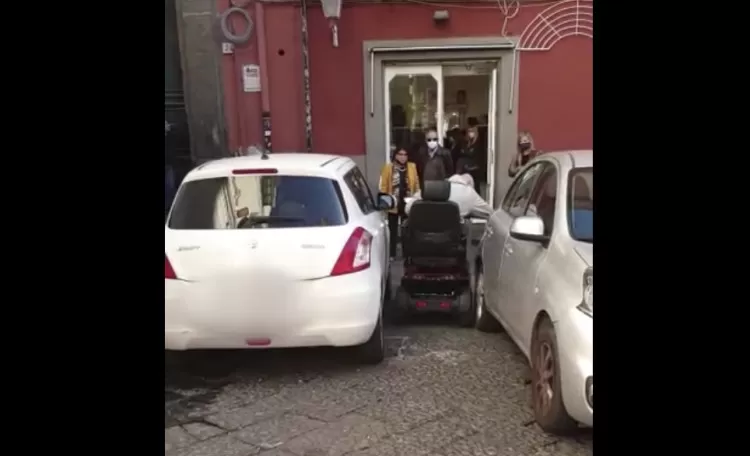 napoli disabile bloccato sosta selvaggia 20 novembre