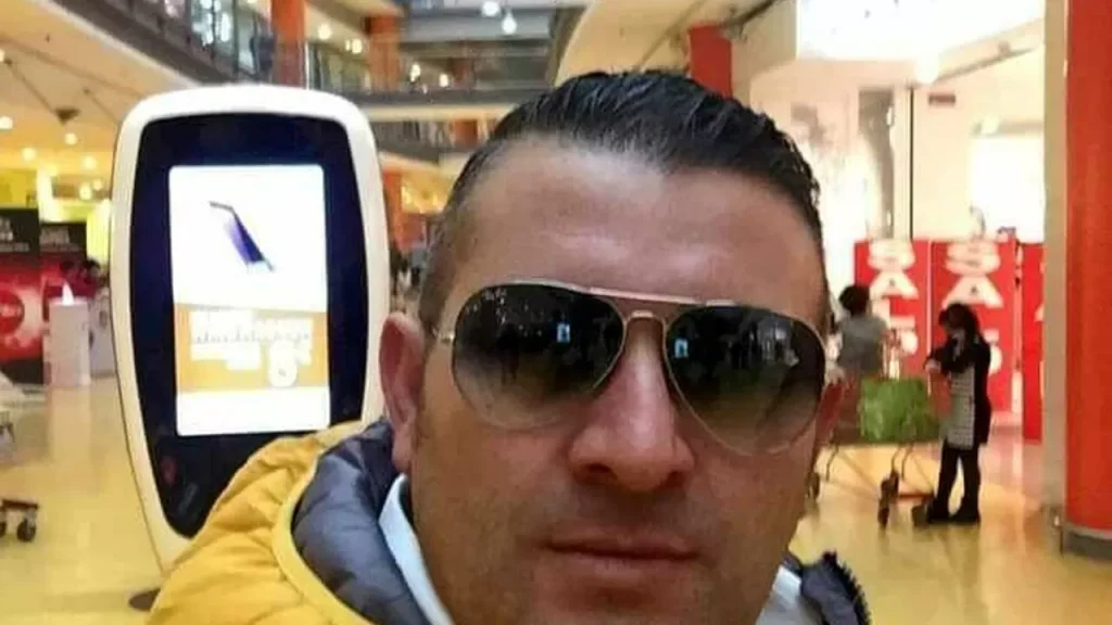 Un 46enne, Giovanni Allocca, è morto dopo essere stato travolto da un'automobile, mentre era impegnato in una consegna.
