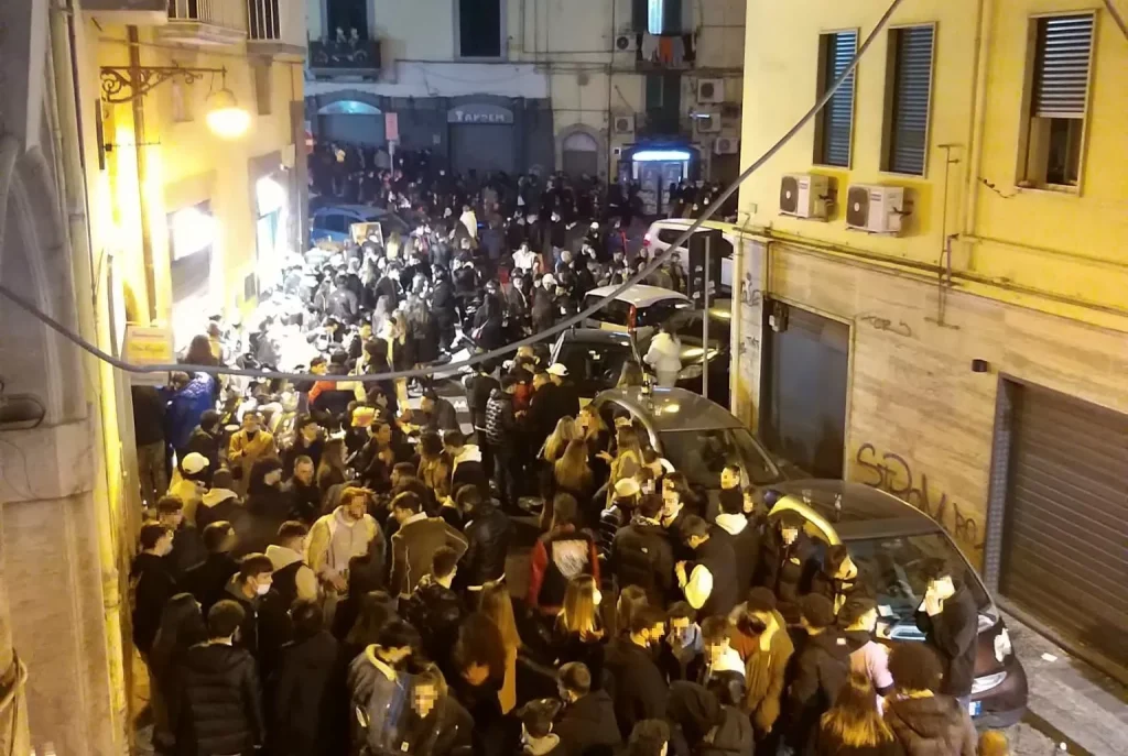 movida-napoli-controlli-centro-storico-multe-green-pass