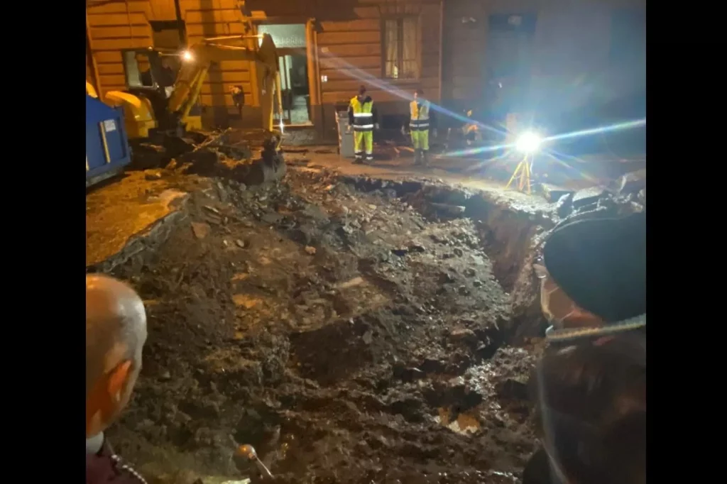 Il maltempo non dà tregua su tutta la Regione, con il forte vento e la pioggia copiosa che iniziano a far danni. Ieri, una voragine davanti all'ingresso di un condominio di via Melloni, nella terza Municipalità, ha costretto i vigili del fuoco a evacuare quaranta famiglie, rientrate poi in serata. Collegamenti con le isole sempre più complessi: interrotte le corse per Capri, mentre per Ischia e Procida vengono attualmente assicurate solo i traghetti, soprattutto da e per il porto di Pozzuoli. A Casoria persistono i disagi in via Lufrano, dove la situazione appare peggiorata per via di un crollo di parte della carreggiata. E vista la proroga dell'allerta meteo arancione della Protezione Civile regionale fino alle 18 di oggi, molti sindaci hanno deciso di chiudere oltre ai parchi pubblici anche le scuole: succede a San Giorgio a Cremano, Portici, Torre del Greco, Ercolano, Casoria, Volla, Ischia, Barano d'Ischia, Casamicciola Terme, Forio, Monte di Procida, Quarto e Bacoli. A Napoli ingressi regolari ma chiusi parchi e giardini comunali. LA VORAGINE La voragine si è aperta ieri mattina via Melloni, in zona piazza Carlo III e sul posto sono immediatamente intervenuti i vigili del fuoco che hanno evacuato un intero condominio al civico 11, poiché il crollo ne impediva l'accesso. Il cedimento è dovuto alla rottura di una conduttura nel sottosuolo, probabilmente a causa delle copiose piogge di questi giorni. Il servizio tecnico del Comune di Napoli è intervenuto con personale dell'Abc, Protezione Civile e Polizia Municipale per garantire celeri lavori di messa in sicurezza del tratto stradale e poter permettere il rientro delle famiglie. E infatti in serata le famiglie sono potute tornare nelle loro abitazioni poiché è stato possibile creare un cordone di sicurezza per ingressi e uscite attraverso un vano al pianterreno collegato con il cortile, evitando così la voragine, che sorge proprio a ridosso dell'ingresso del condominio. L'AVVISO La Protezione Civile della Regione Campania ha prorogato di ulteriori 24 ore l'avviso di allerta meteo già in vigore per piogge e temporali con criticità idrogeologica di livello Arancione. Cautela fino alle 18 di oggi, in particolare in quelle aree dove il dissesto idrogeologico è più frequente, piana Campana, isole, area vesuviana, costiera sorrentino-amalfitana, oltre che a Napoli città, per temporali anche forti che potrebbero dare luogo a instabilità di versante, anche profonda, frane e colate rapide di fango. A preoccupare, in particolare, è il rischio idrogeologico «anche in assenza di precipitazioni, per effetto della saturazione dei suoli e delle ulteriori precipitazioni attese, che contribuiranno ad aumentare il rischio di frane e smottamenti sui versanti». Secondo il bollettino sono previste anche forti mareggiate sulle coste della Campania oltre a temporali violenti dovuti alle raffiche di vento di maestrale e tramontana. Temperature in forte abbassamento. CAPRI ISOLATA Per il mare in tempesta l'isola azzurra è isolata da sabato sera, con collegamenti interrotti. Decine le chiamate dei capresi ai vigili del fuoco per segnalare allagamenti, alberi pericolanti e la caduta di cornicioni. Le forti raffiche di vento che stanno flagellando la costa hanno provocato il crollo di un albero in via Santa Lucia, nei pressi della sede della Regione Campania, per fortuna senza far danni a cose o persone. Momenti di paura ad Acerra, invece, dove è caduto un albero di grosse dimensioni nei pressi di un condominio tra via Olmitelli e via Tiziano. Anche in questo caso non si registrano feriti.