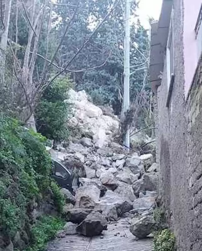maltempo-campania-frana-ischia-costone