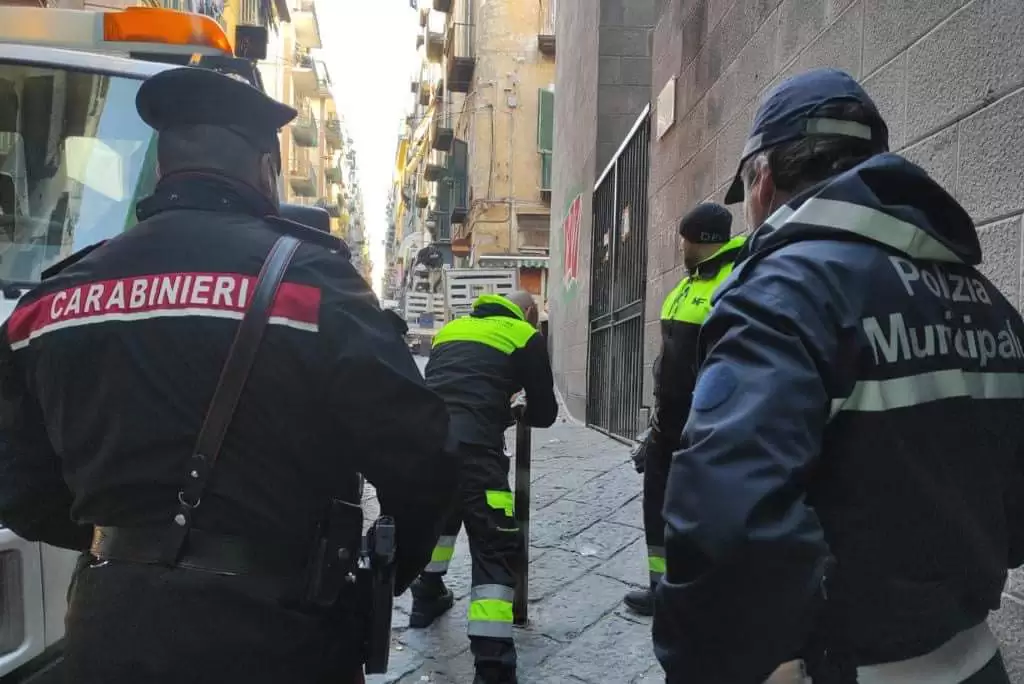 sedie paletti catene abusive Napoli 21 dicembre