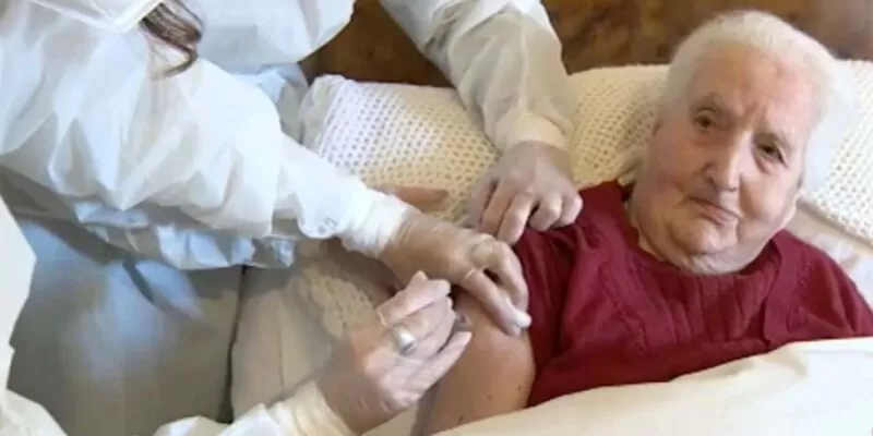 centenaria riceve terza dose 7 dicembre