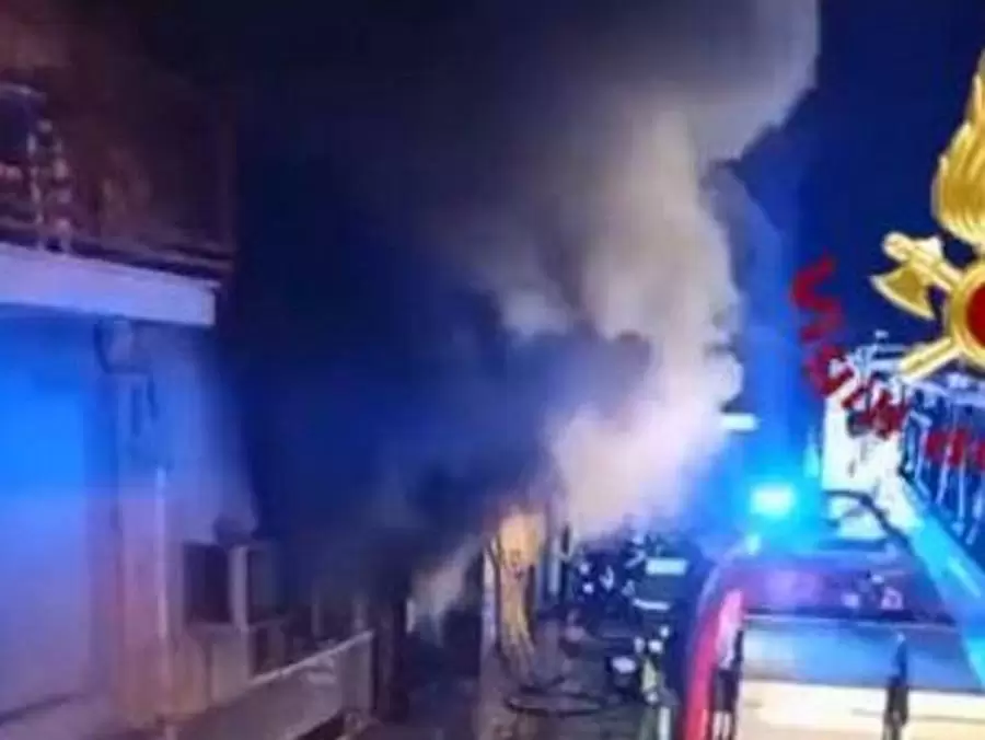 incendio-marigliano-anziani-salvati-fiamme