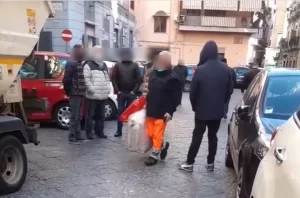 napoli-netturbino-va-fare-spesa-orario-lavoro
