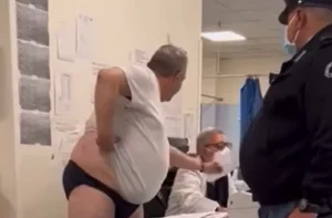 napoli-medico-aggredito-uomo-nudo
