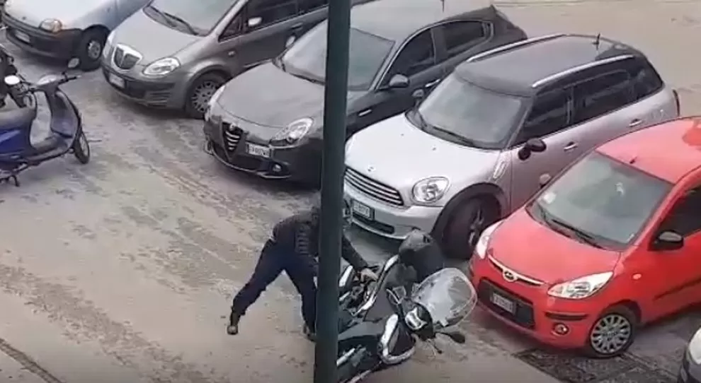 moto Napoli spaccano blocca sterzo 18 gennaio