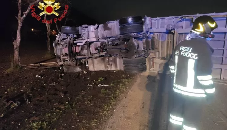 Maddaloni incidente tir si ribalta 3 gennaio