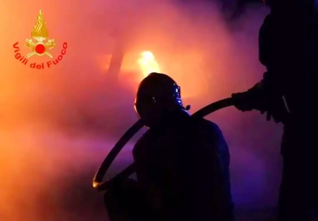 Auto in fiamme nella notte a Pago del Vallo di Lauro