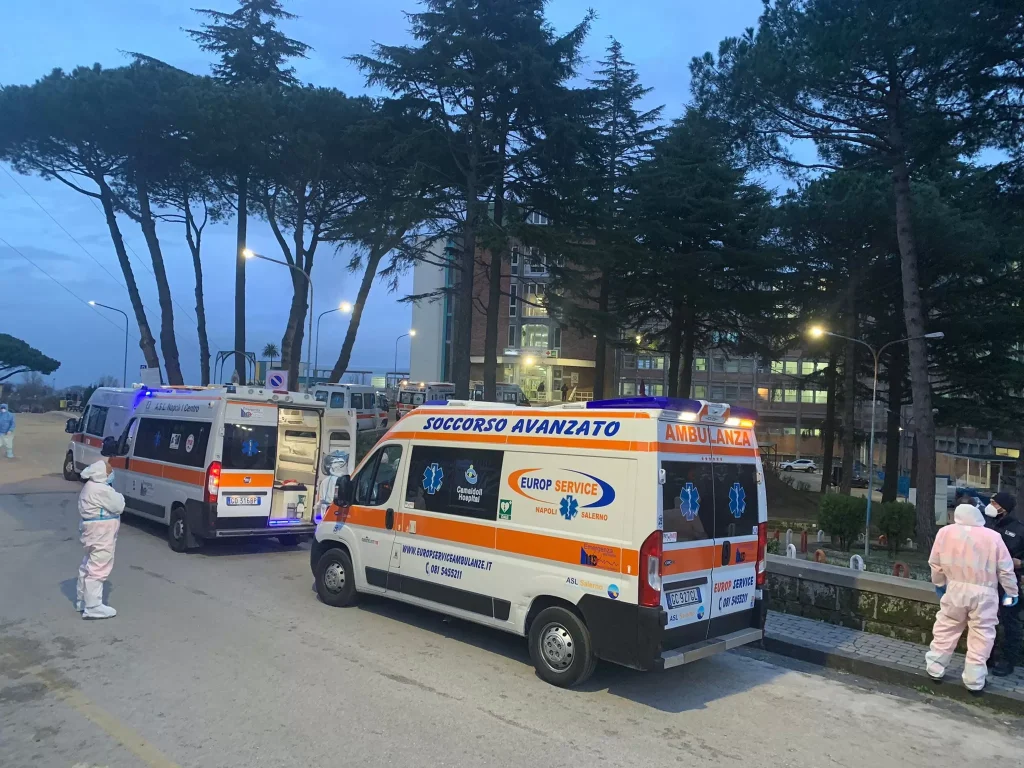 covid-emergenza-ospedale-cotugno-napoli-7-gennaio-ambulanze