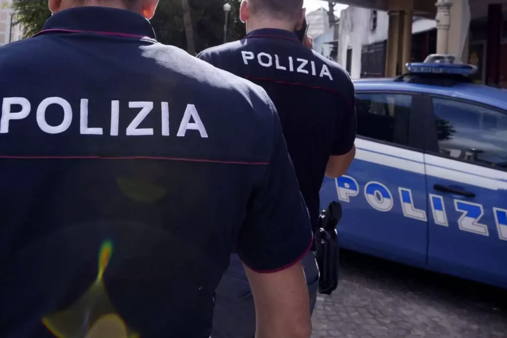 aggredisce poliziotti arrestato pianura 24 gennaio