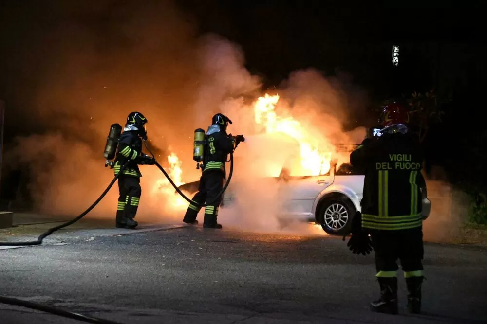 frignano-incendio-auto-pompa-benzina