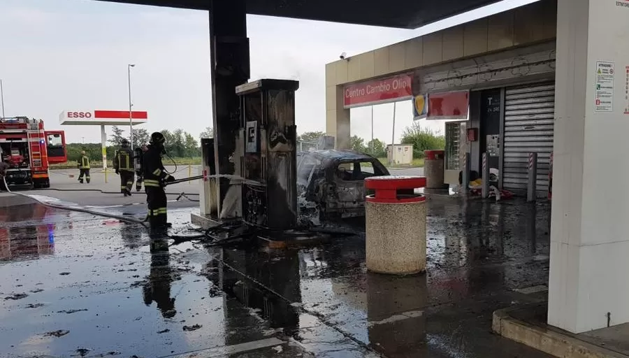 frignano incendio auto distributore benzina 28 gennaio