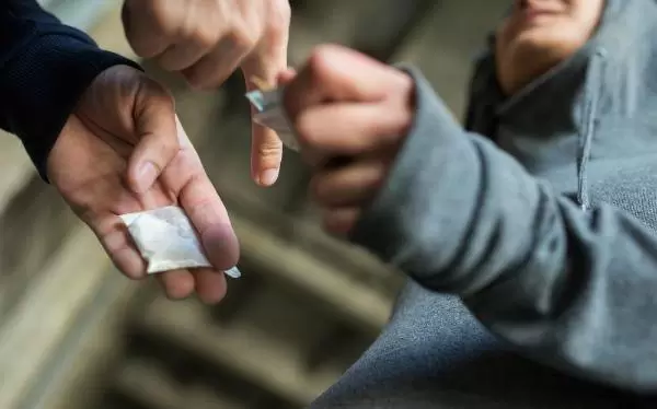 Ercolano bambino compra droga padre 12 gennaio