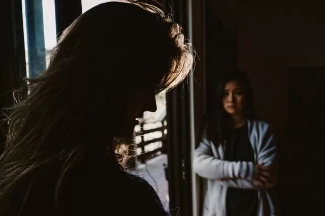 curti perseguita marito divieto avvicinamento